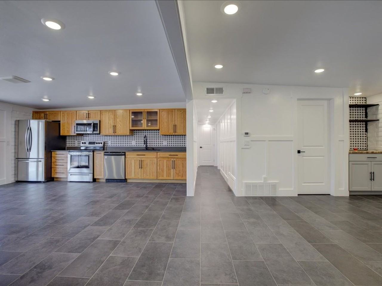 8551 E Lee Pl - Photo 5 of 27