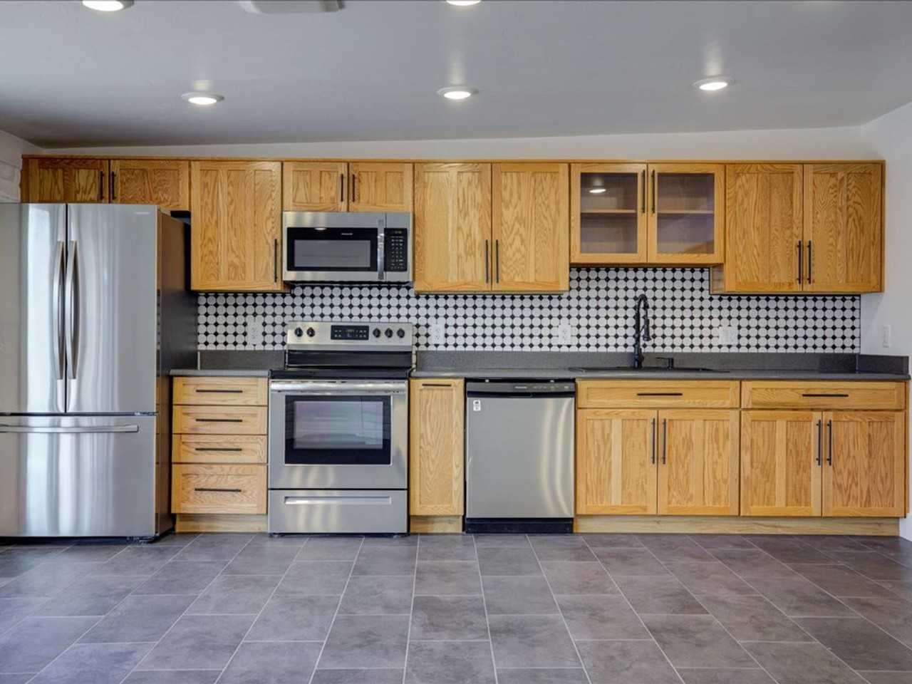 8551 E Lee Pl - Photo 6 of 27
