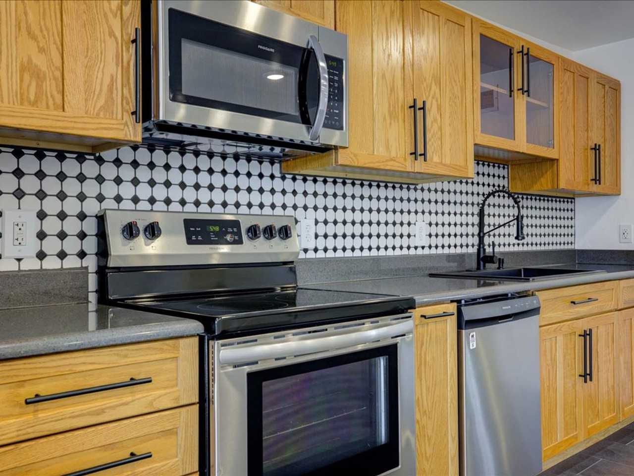 8551 E Lee Pl - Photo 7 of 27