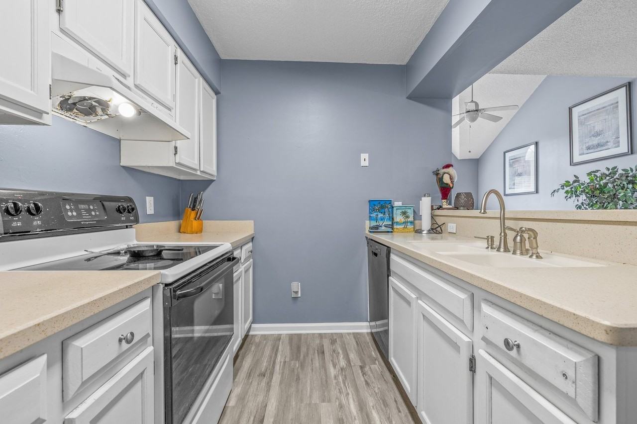 241 N Hill Ln - Photo 3 of 30