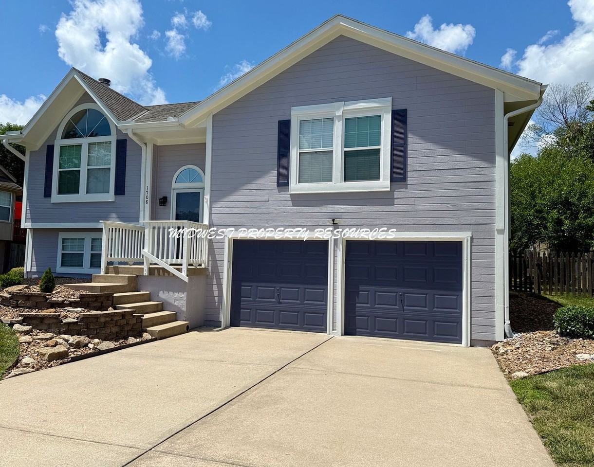 1708 Ne Stonewood Dr - Photo 2 of 26