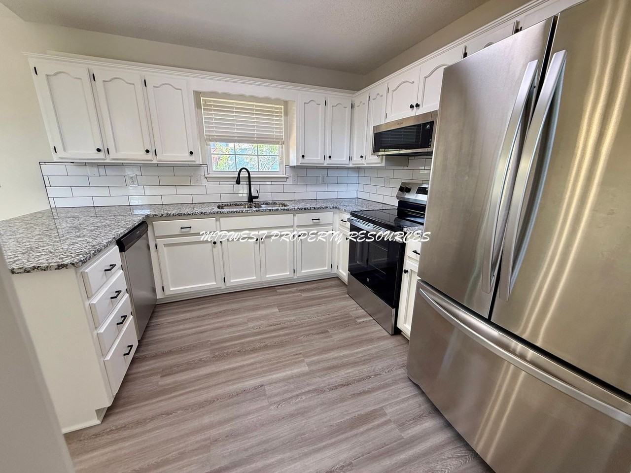 1708 Ne Stonewood Dr - Photo 4 of 26