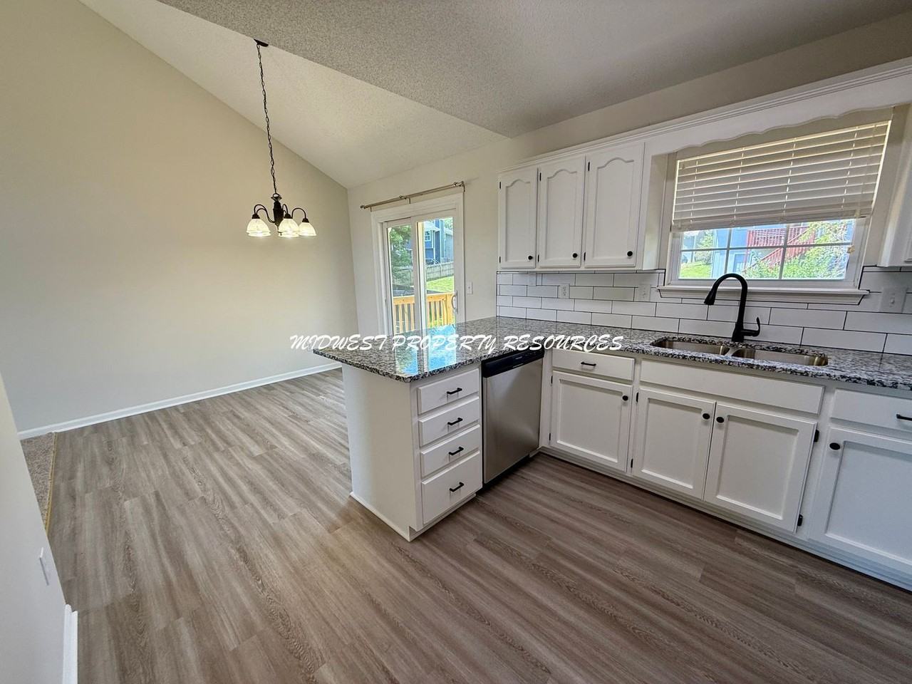 1708 Ne Stonewood Dr - Photo 5 of 26