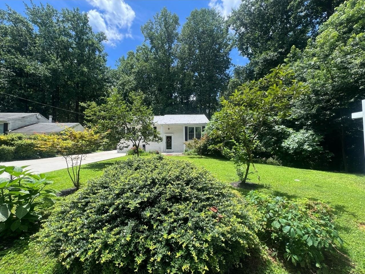 3990 Admiral Dr - Photo 2 of 27