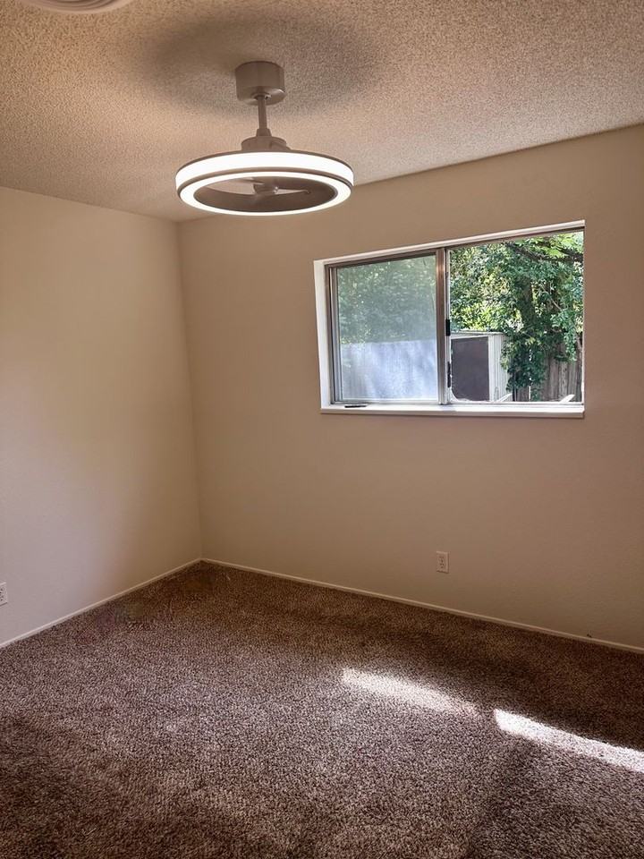 3257 Daisy St - Photo 6 of 9
