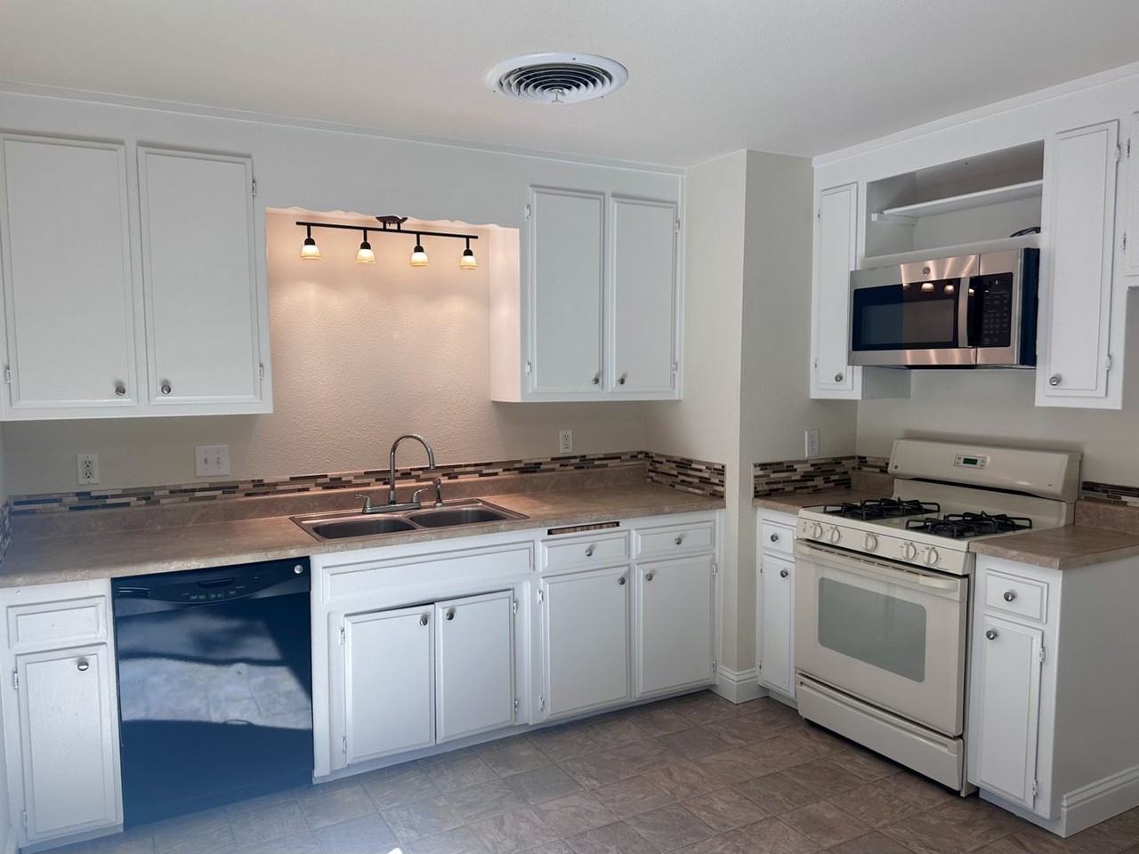 3257 Daisy St - Photo 3 of 9