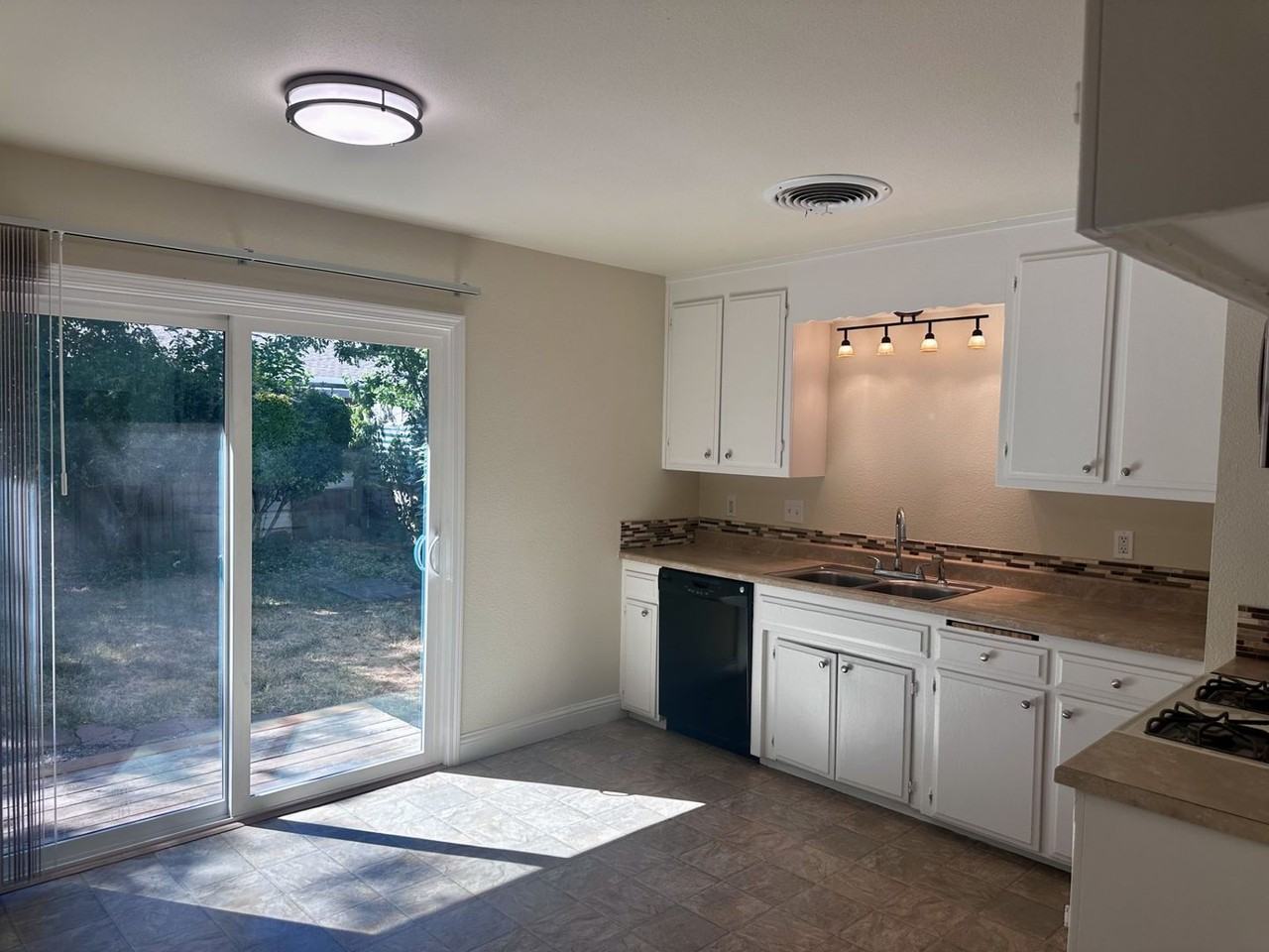 3257 Daisy St - Photo 2 of 9