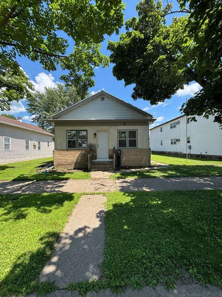 1509 11th St S - Photo 2 of 13