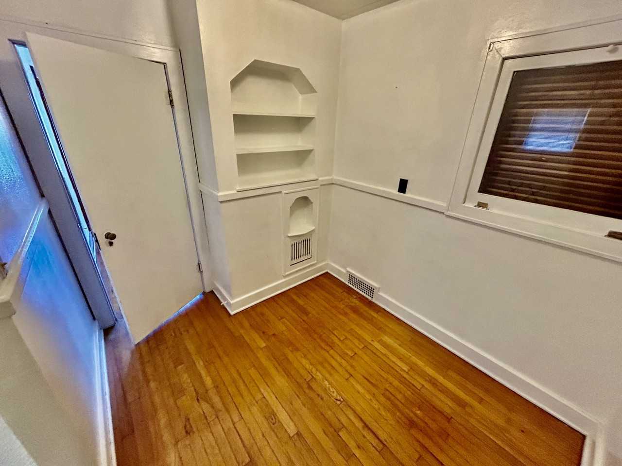 1030 E 8th St #7 - Photo 4 of 7