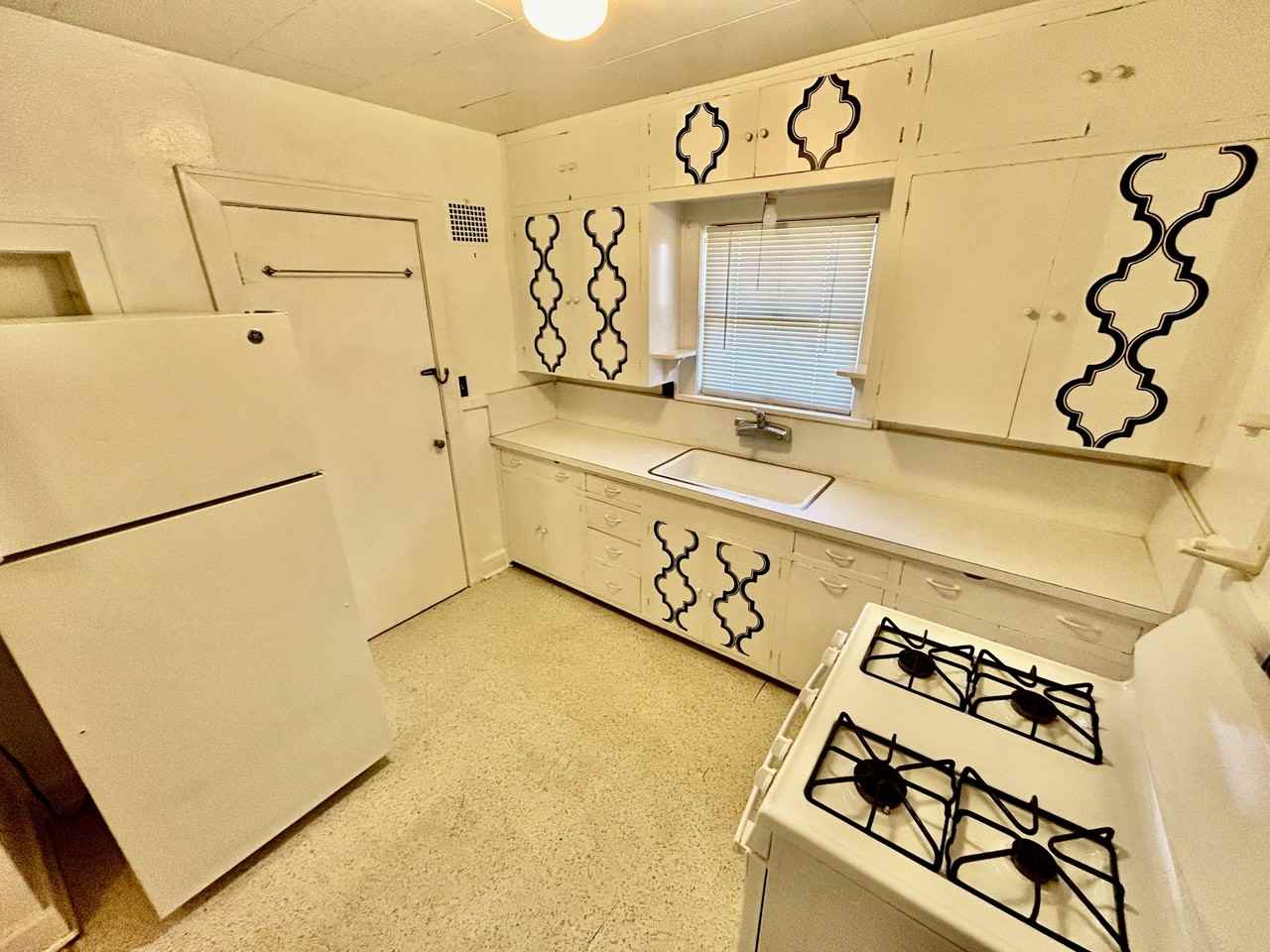 1030 E 8th St #7 - Photo 2 of 7