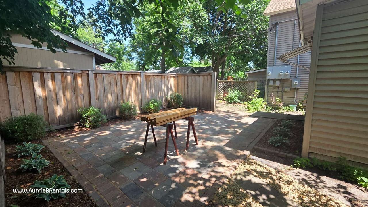 1647 Hewitt Ave - Photo 3 of 25