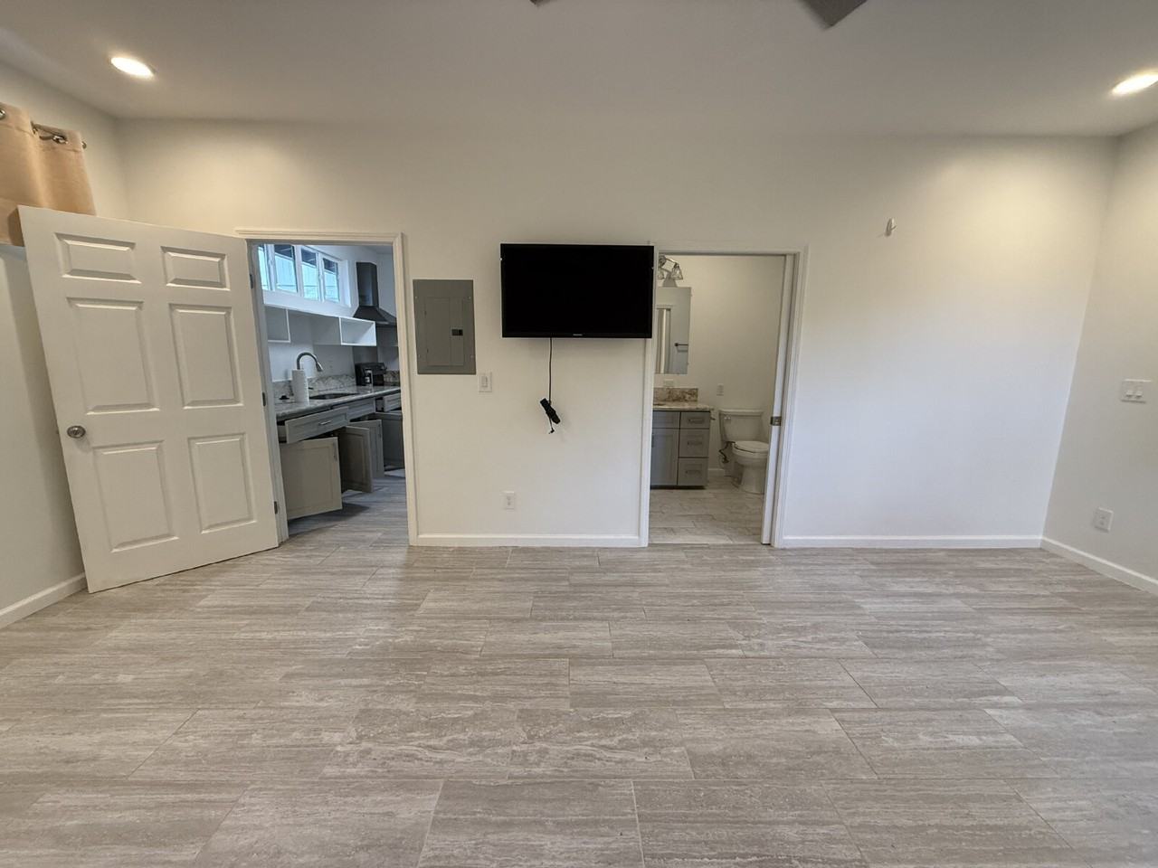 2641 Gardenia St #A - Photo 3 of 9