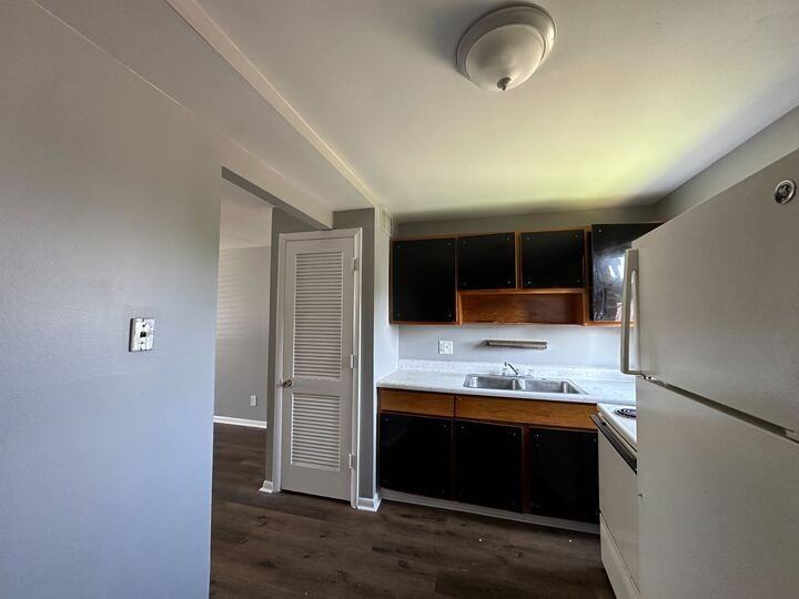 164 E Walnut St #7 - Photo 4 of 6