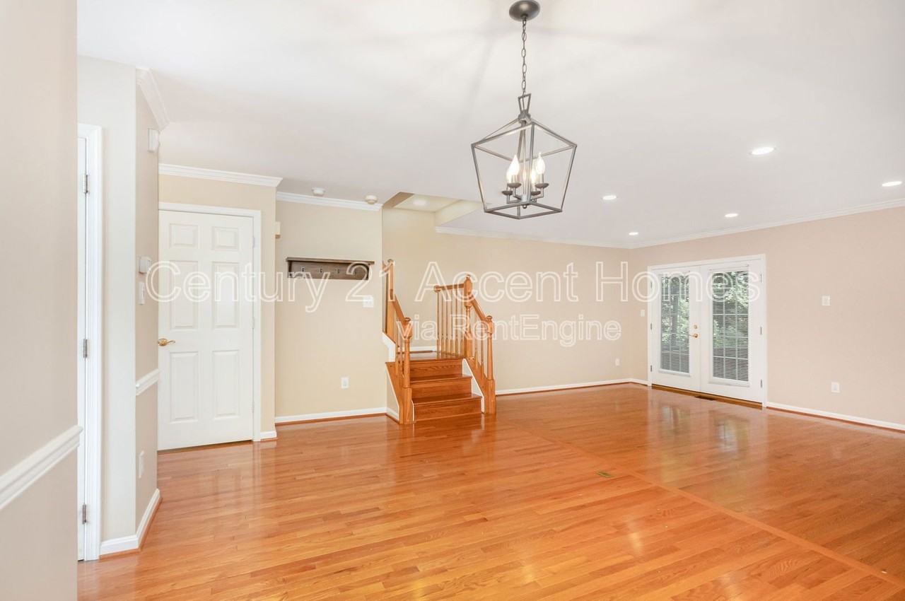 8002 Tanworth Ct - Photo 2 of 36