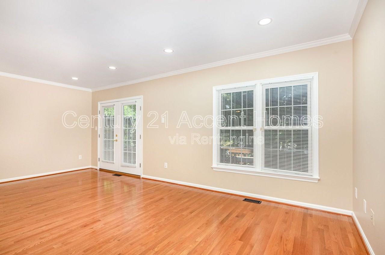 8002 Tanworth Ct - Photo 3 of 36