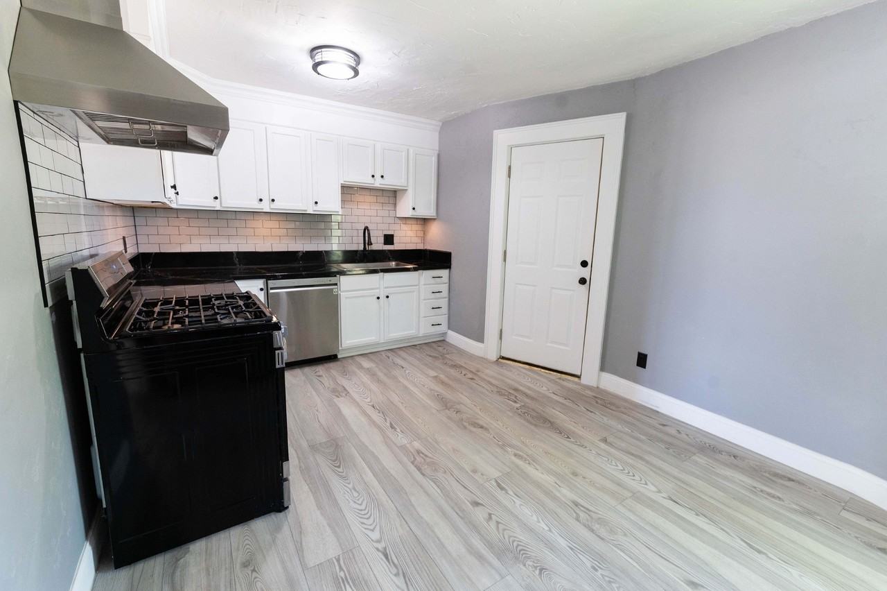 1150 S Webster Ave - Photo 3 of 17