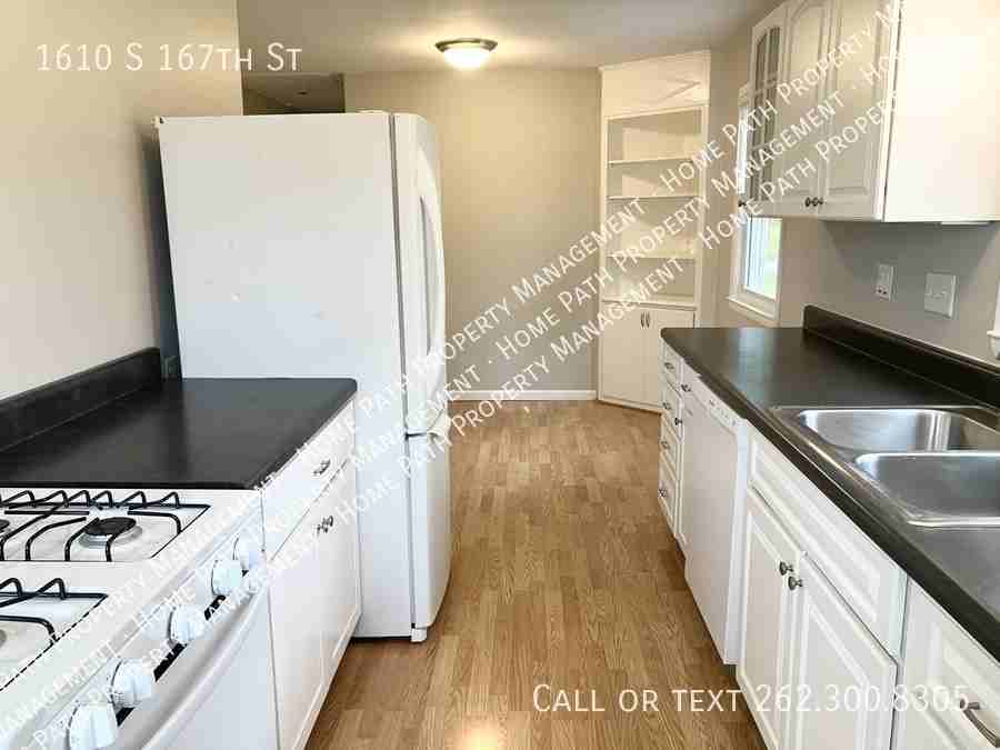 1610 S 167th St - Photo 3 of 10