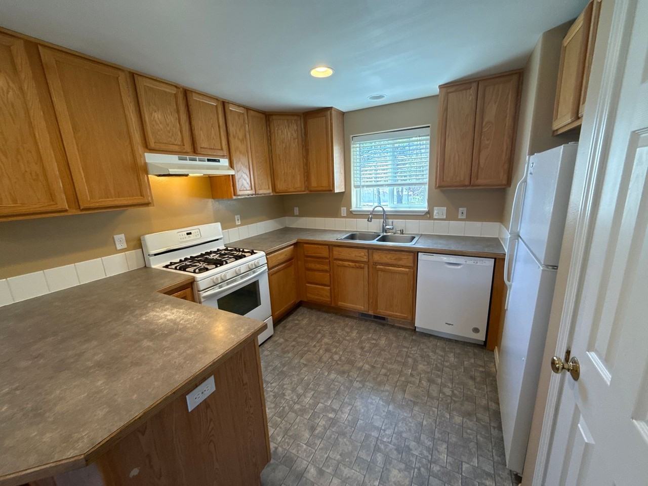 1214 Ne Glacier Ridge Rd - Photo 3 of 12