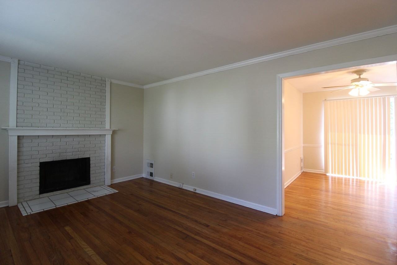 7109 Glenwood St - Photo 3 of 12