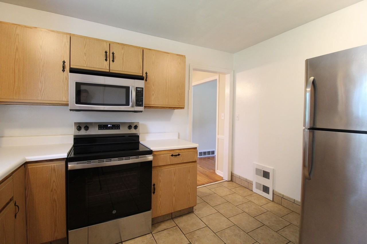 7109 Glenwood St - Photo 6 of 12