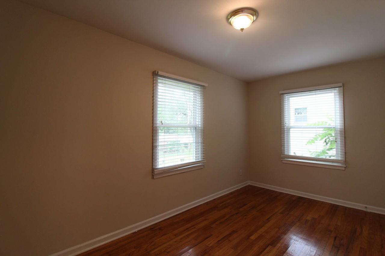 7109 Glenwood St - Photo 7 of 12