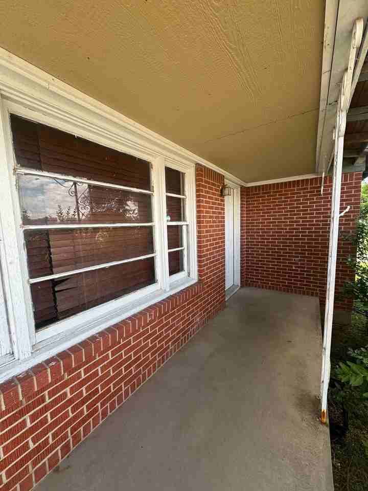 1513 S Avondale St - Photo 2 of 10