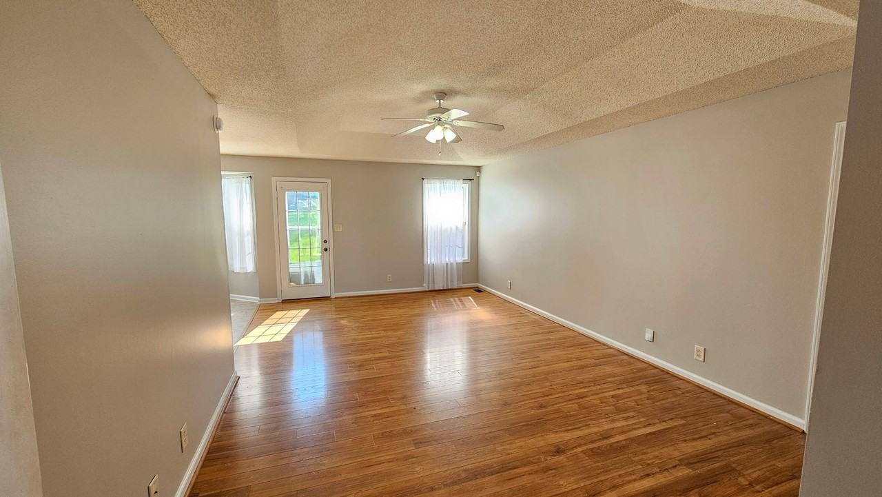 938 Lindsey Dr - Photo 2 of 14