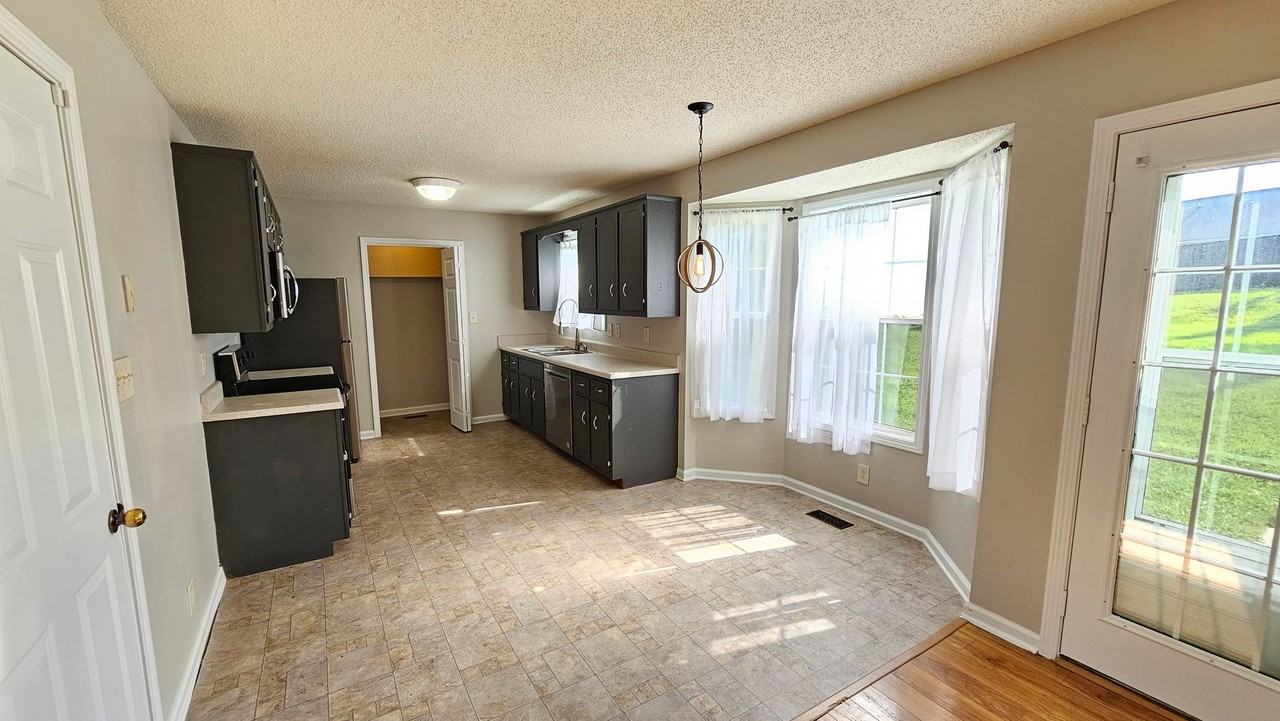 938 Lindsey Dr - Photo 3 of 14