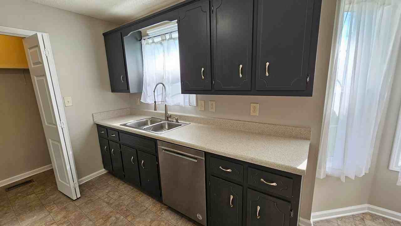 938 Lindsey Dr - Photo 5 of 14