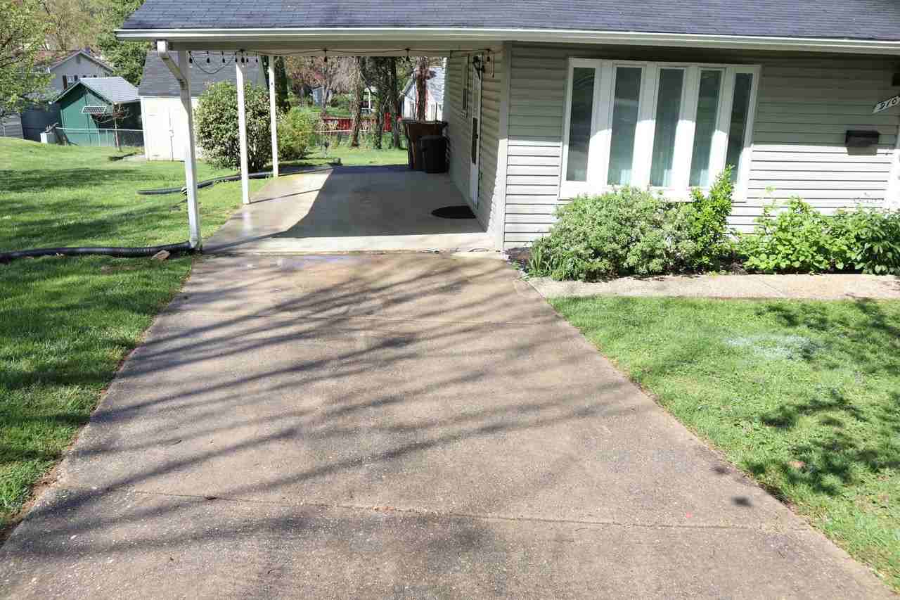 910 Allan Rd - Photo 3 of 32