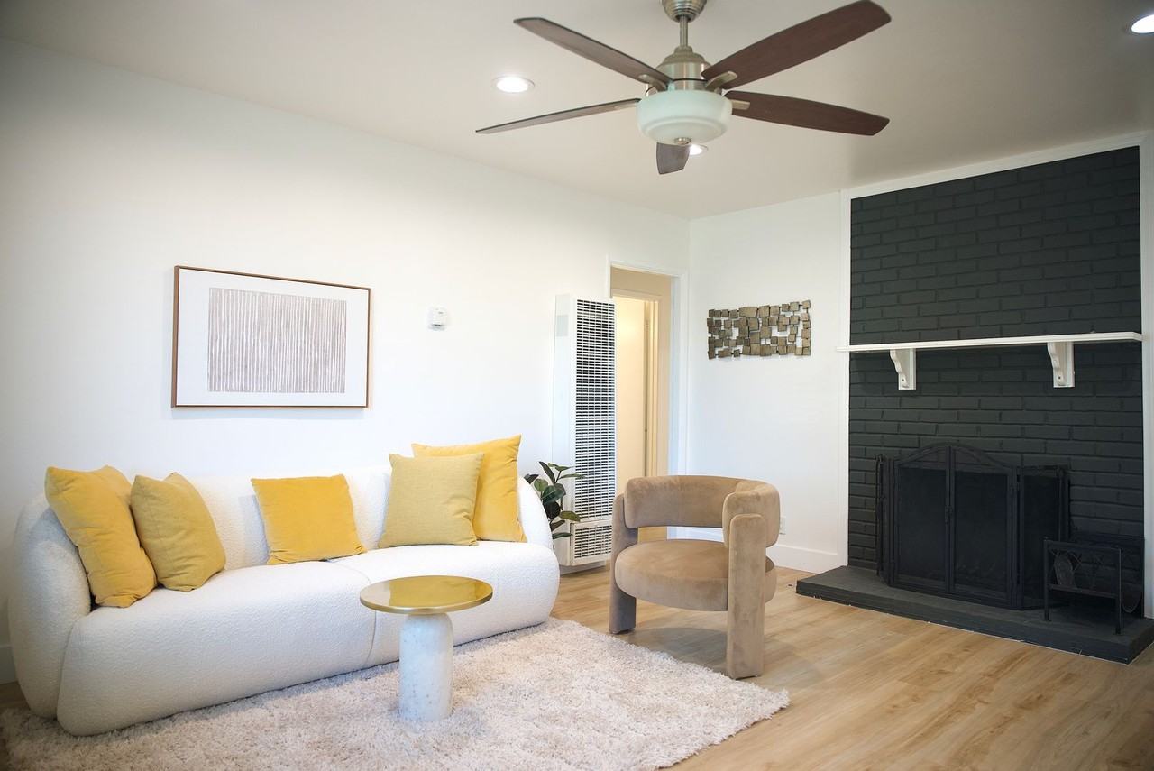 13622 Illinois St - Photo 2 of 24