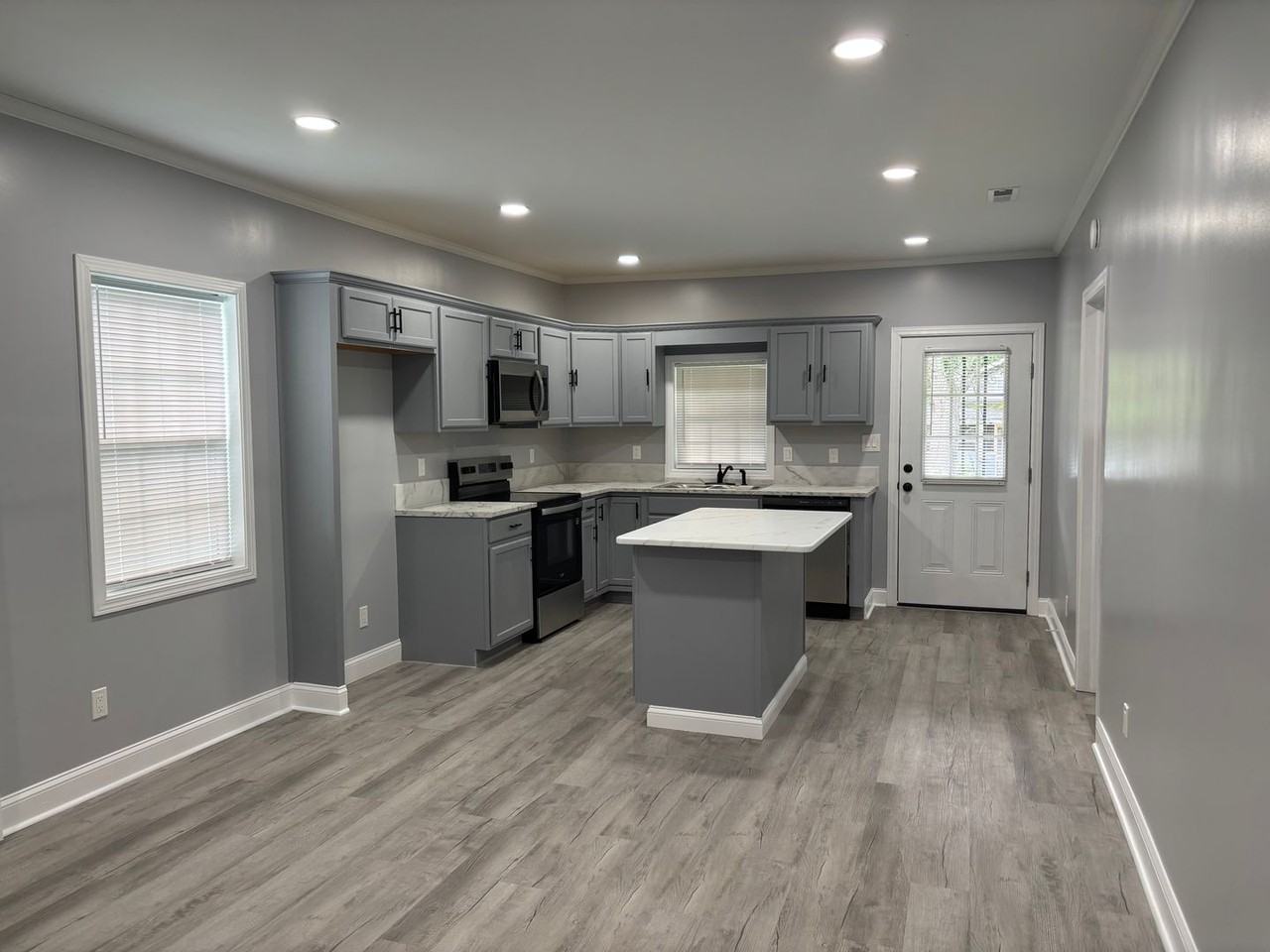 1117 Earl St - Photo 3 of 21