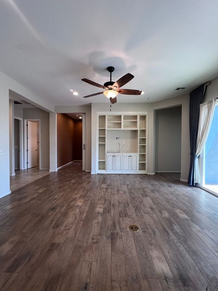725 N Villa St - Photo 3 of 17