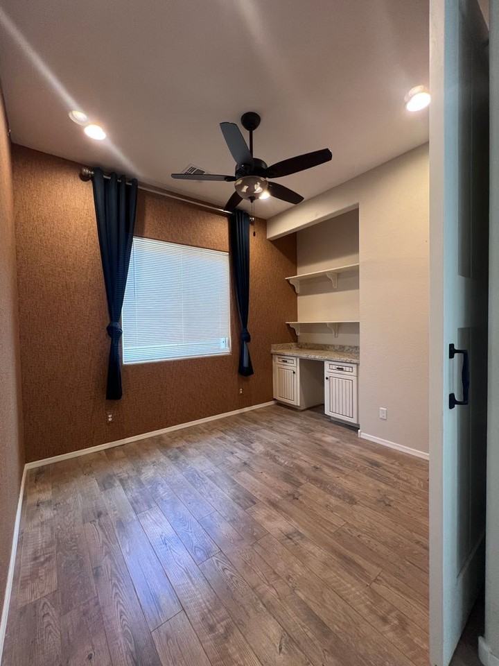 725 N Villa St - Photo 4 of 17