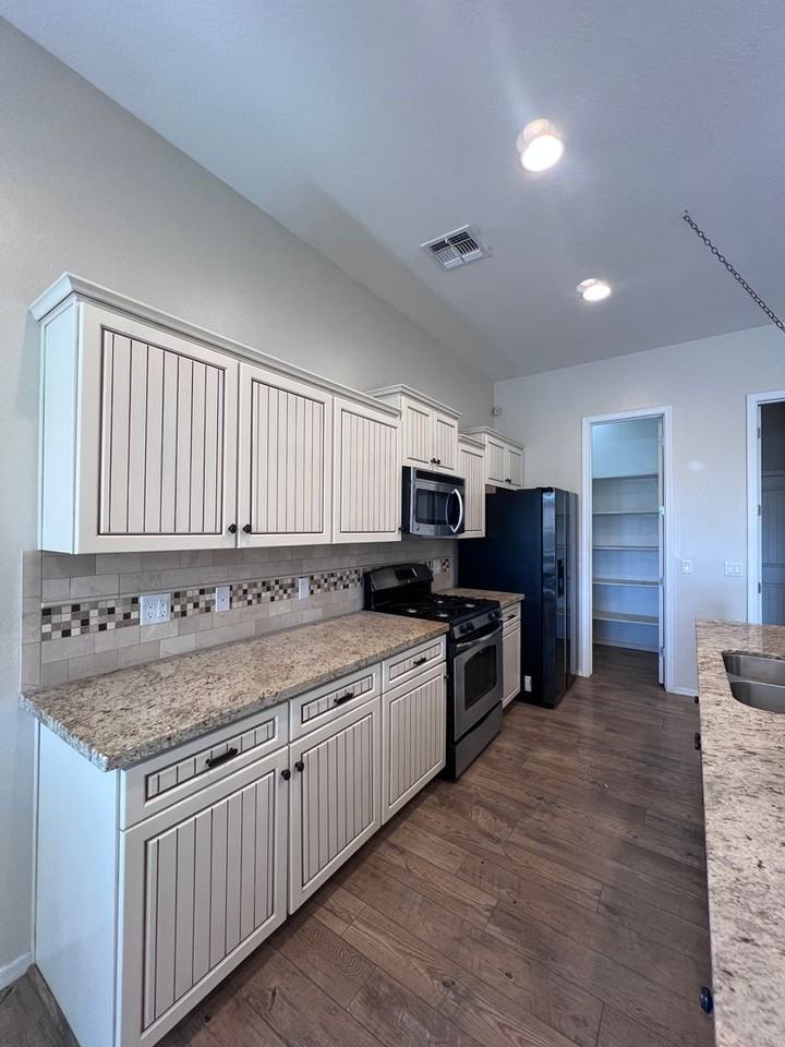 725 N Villa St - Photo 7 of 17