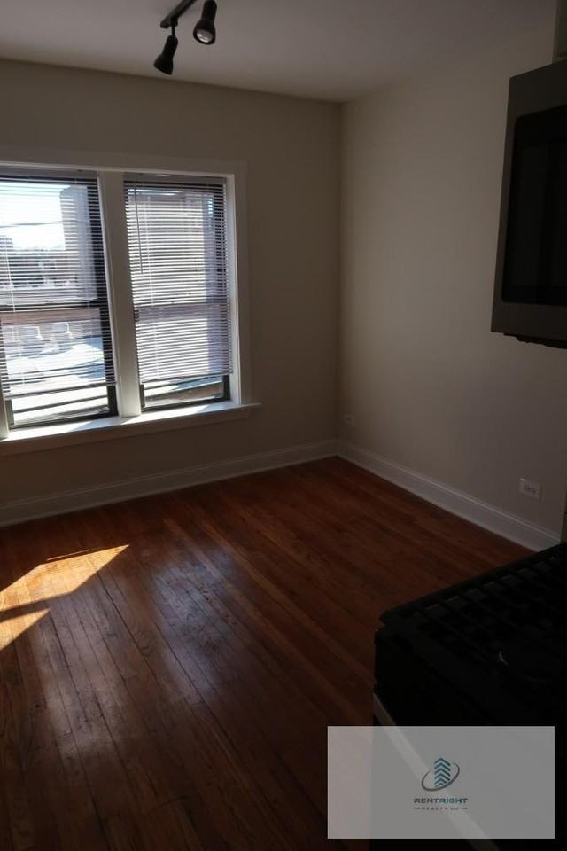 1700-1706 West Albion Avenue - Photo 2 of 10