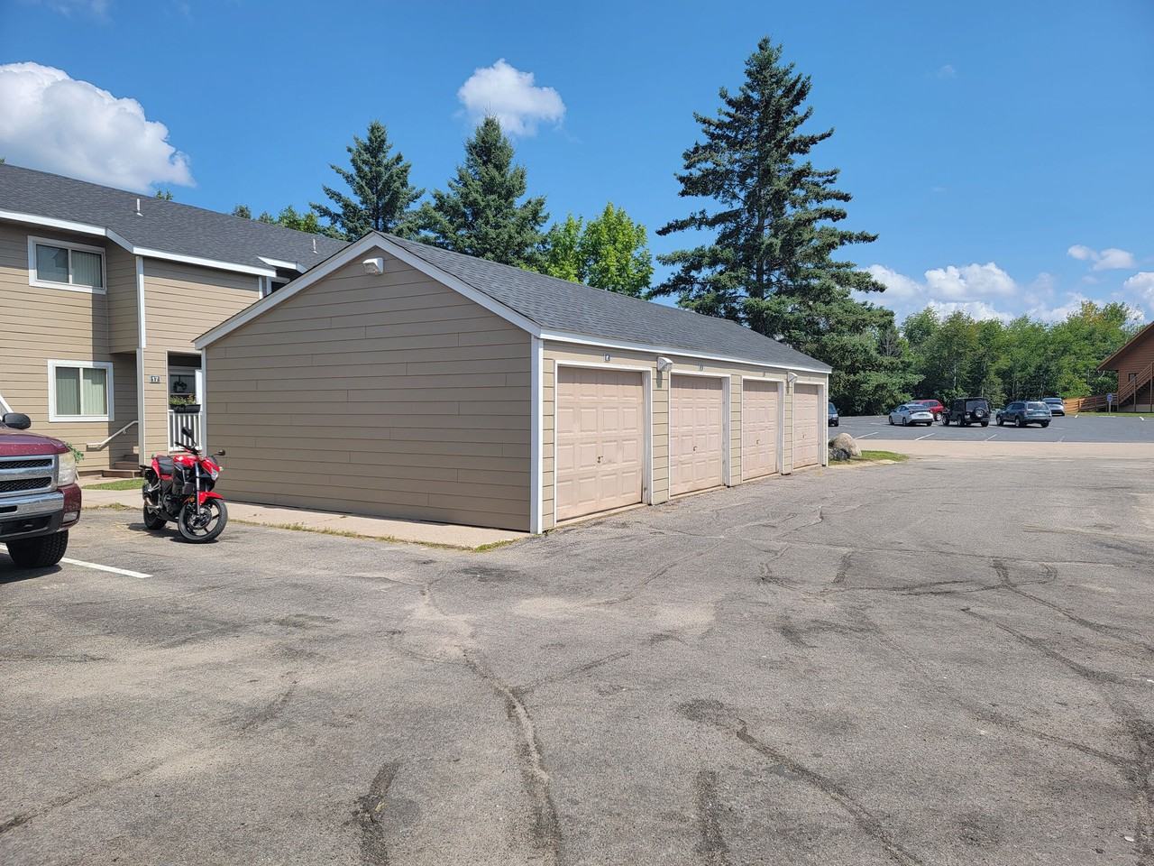 Pine Manor Townhouses - Photo 4 of 8