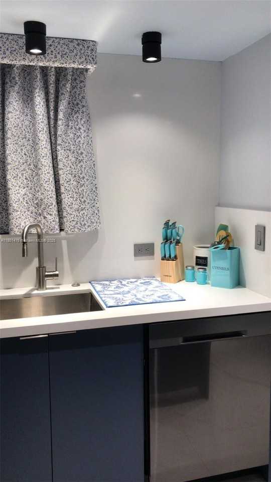 1345 Lincoln Rd - Photo 4 of 8