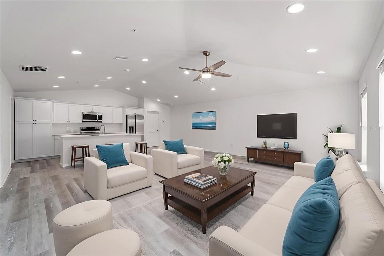 4417 Nw 74th Ter - Photo 2 of 50