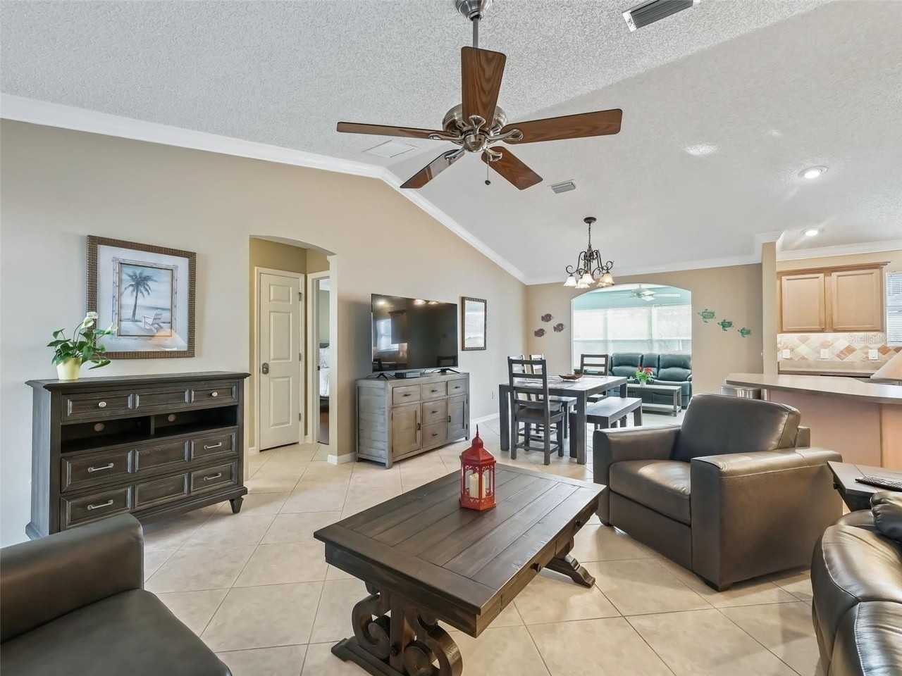 1095 Blythe Way - Photo 5 of 25