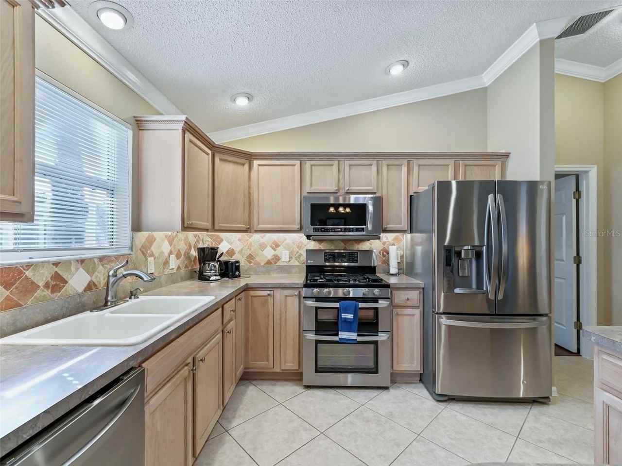 1095 Blythe Way - Photo 7 of 25