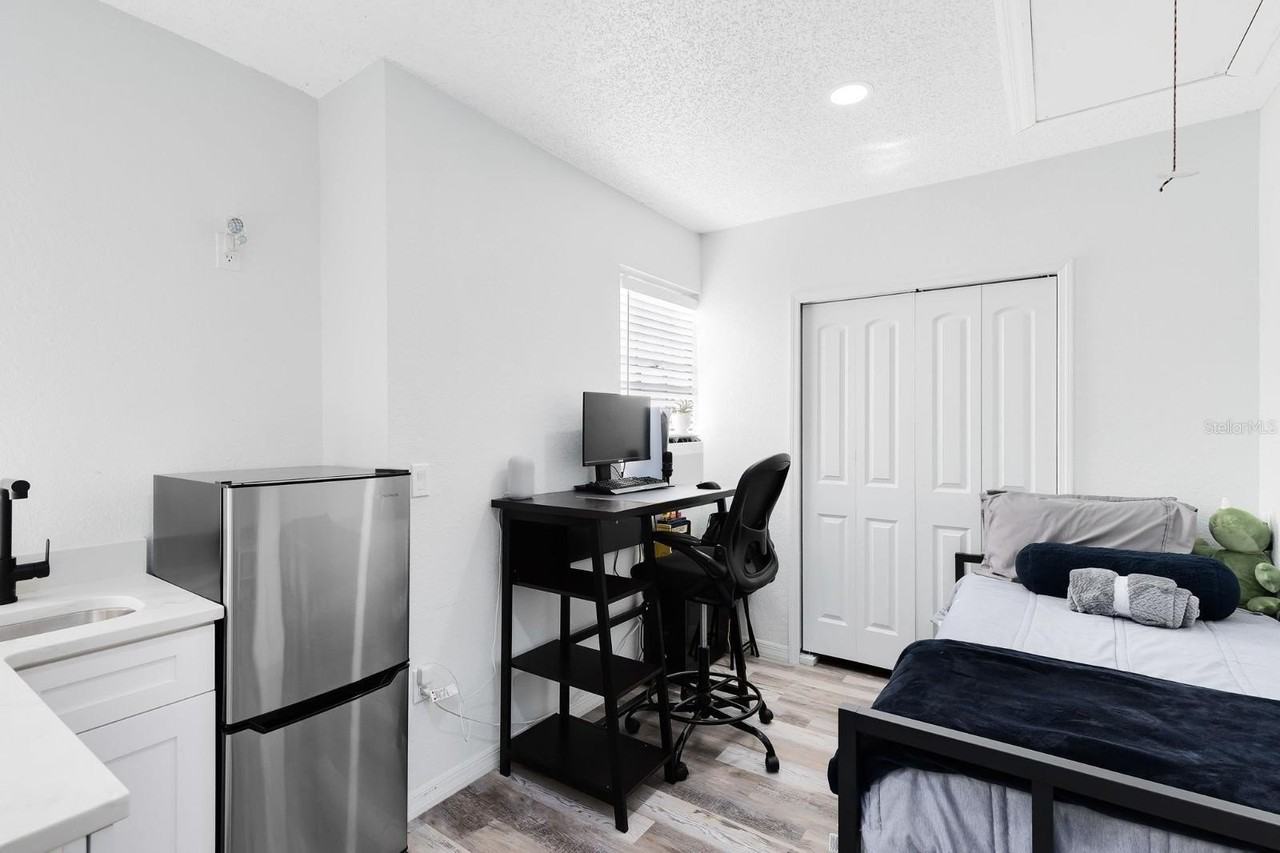 106 Edgewater Dr - Photo 5 of 18