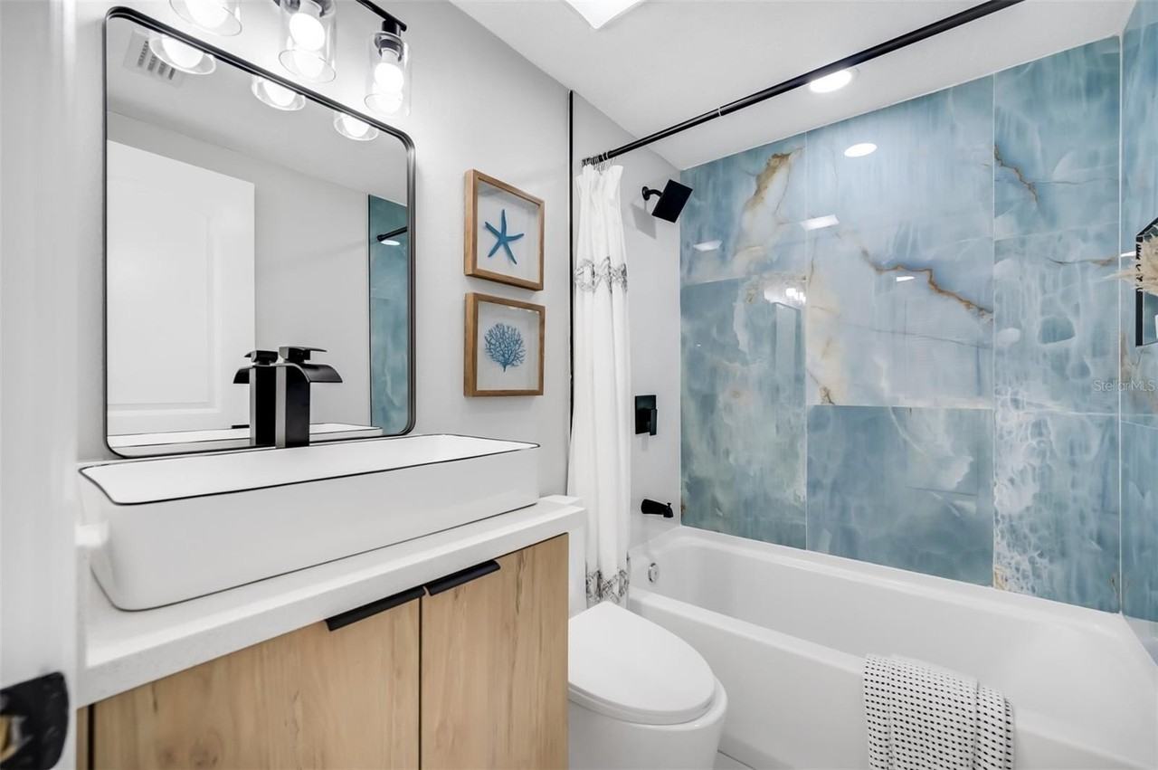 208 Palmetto Rd W - Photo 5 of 50