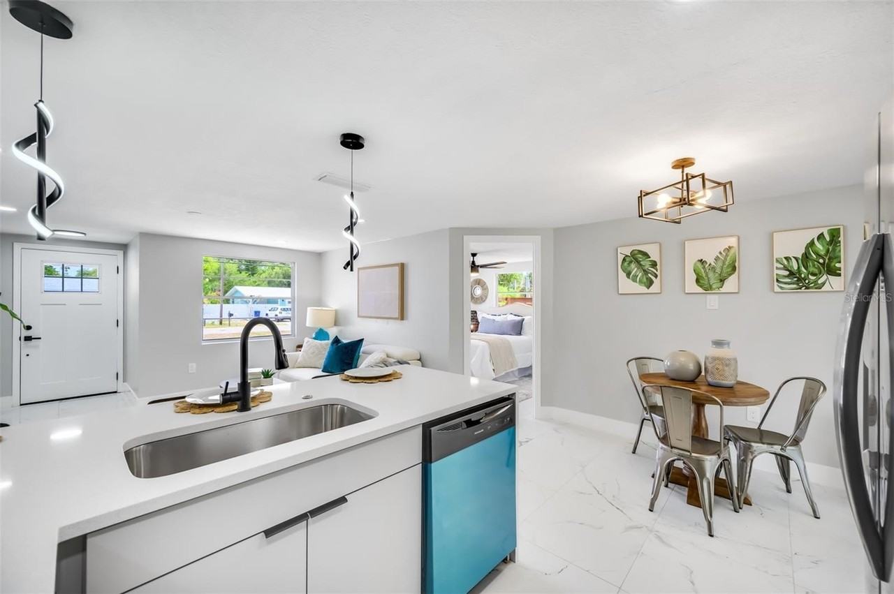 208 Palmetto Rd W - Photo 7 of 50