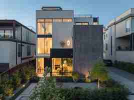 featured image of 3513 Edgewater St