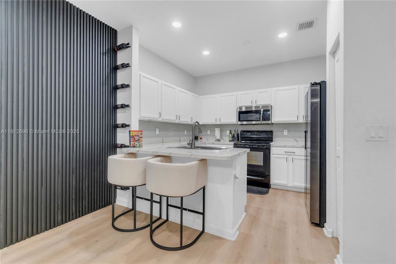 3529 Nw 29th Pl - Photo 3 of 8