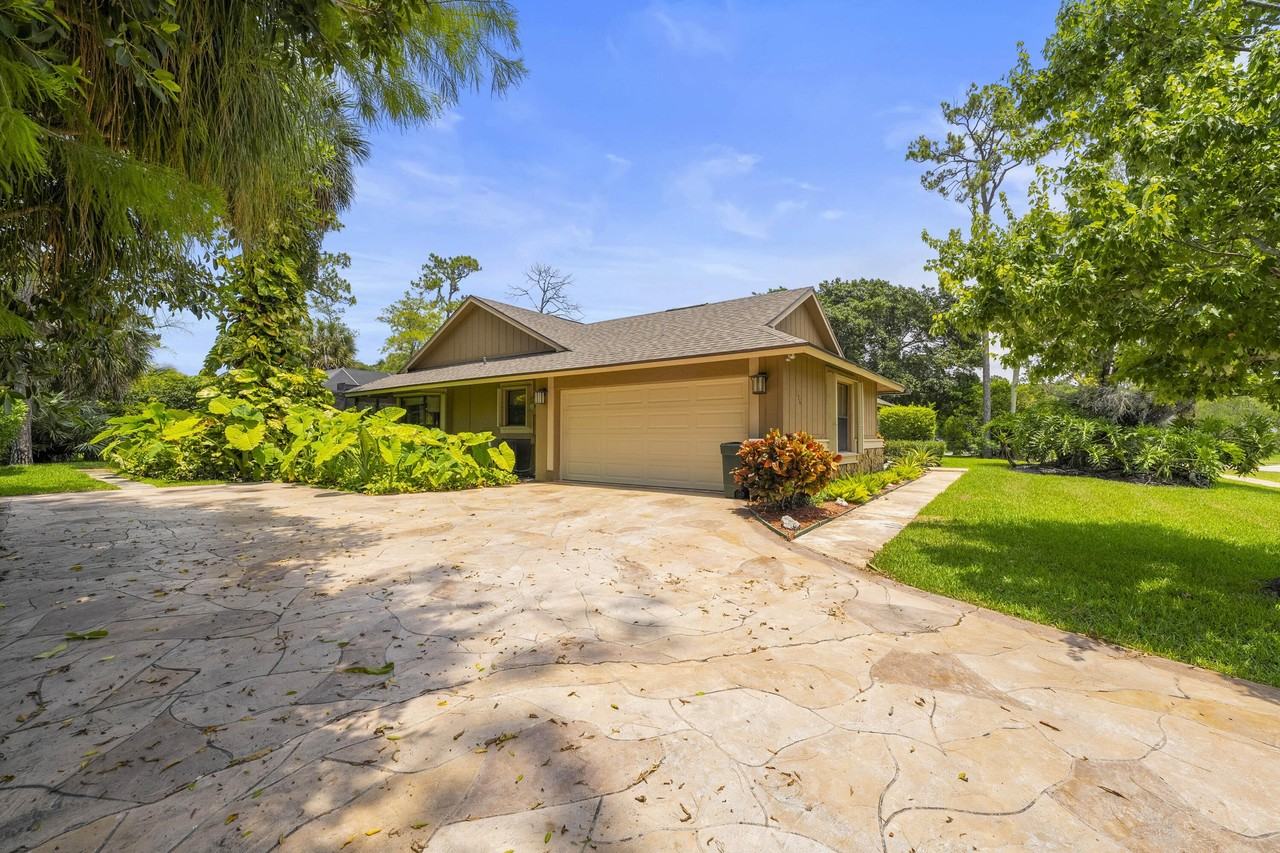 196 Scarborough Ter - Photo 2 of 33