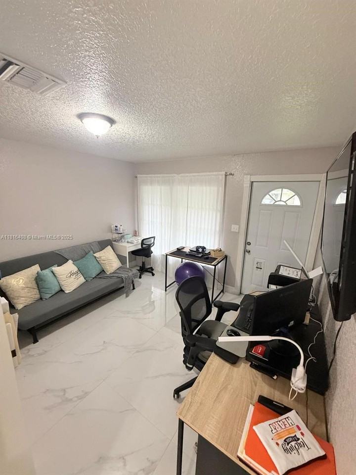 3330 Nw 17th Ct - Photo 3 of 8