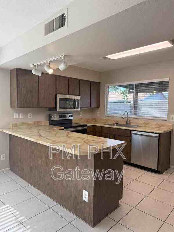 1623 W Pampa Ave - Photo 2 of 12