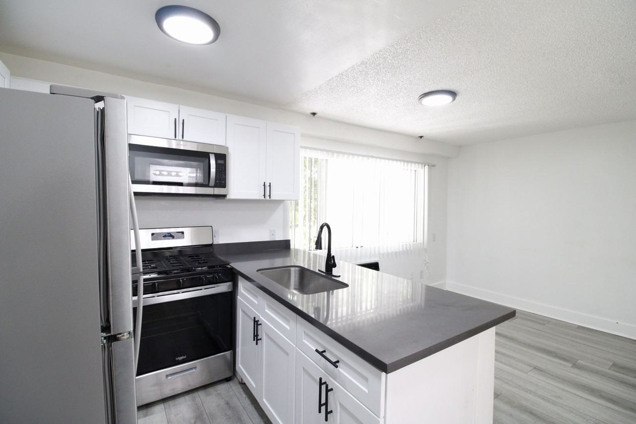 Electro Apartments - Photo 7 of 42